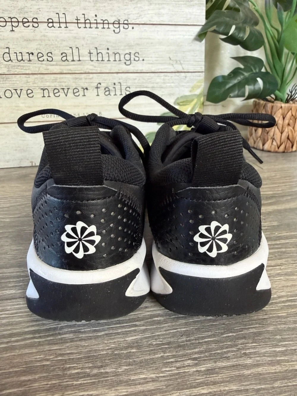 Nike Kids Omni Multicourt GS Low Top Sneakers in Black & White. Size 4.5y